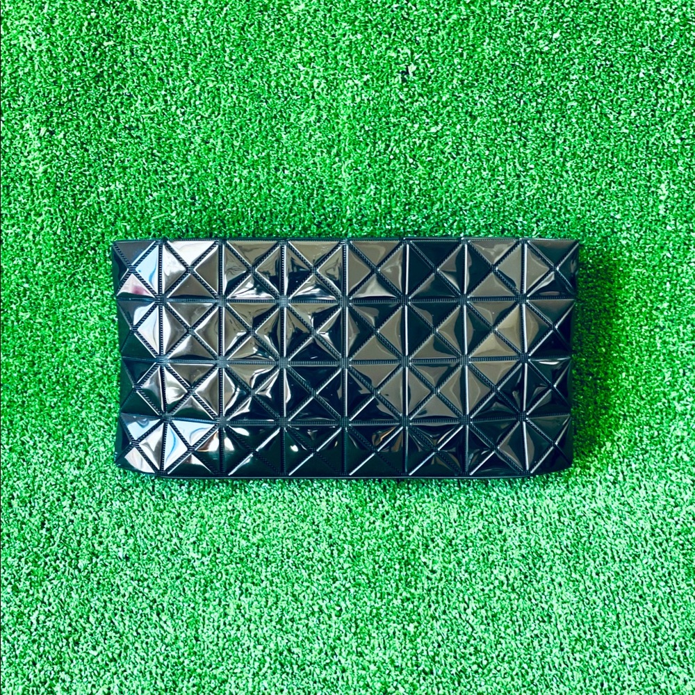 ISSEY MIYAKI BLACK CLUTCH/CROSSBODY bag with chain